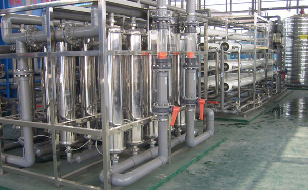       化工行業(yè)中的高純水主要應(yīng)用于電池行溶劑用純水、化學(xué)分析、化工材料、產(chǎn)品清洗、物質(zhì)的分離、濃縮、提純，廢物回收等場(chǎng)合的用水，對(duì)于水質(zhì)要求相對(duì)來說不是太高，純水電導(dǎo)率從0.1uS/cm-20uS/cm就基本上能滿足要求。我們公司可根據(jù)客戶對(duì)水質(zhì)的具體要求，采用反滲透，離子交換，EDI等超純水生產(chǎn)工藝的不同組合，生產(chǎn)出即經(jīng)濟(jì)實(shí)用，又