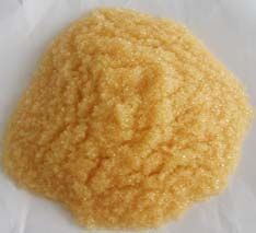 軟化樹脂是專用于軟化硬水的一種專用樹脂，通過離子交換技術(shù)，使水的硬度小于50 mg/L(CaCO3)。離子交換是一種特殊的動態(tài)吸附過程，一般是由不溶于水的離子交換劑在電解質(zhì)溶液中進(jìn)行，這種離子交換劑即為離子交換樹脂。
